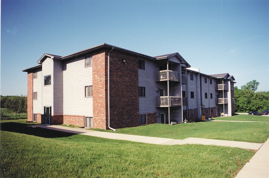 Peterson Place Apartments Pleasant Hill, IA Apartment