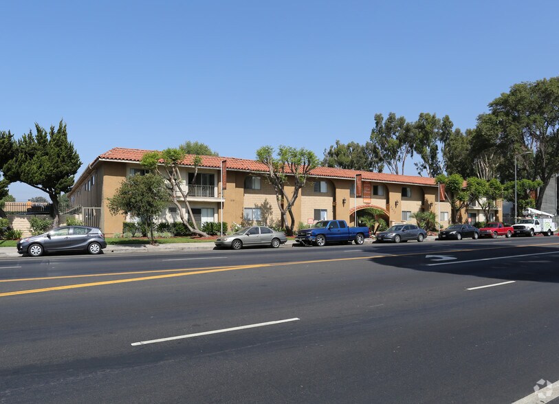 Reseda On The Park - Reseda, CA | Apartment Finder