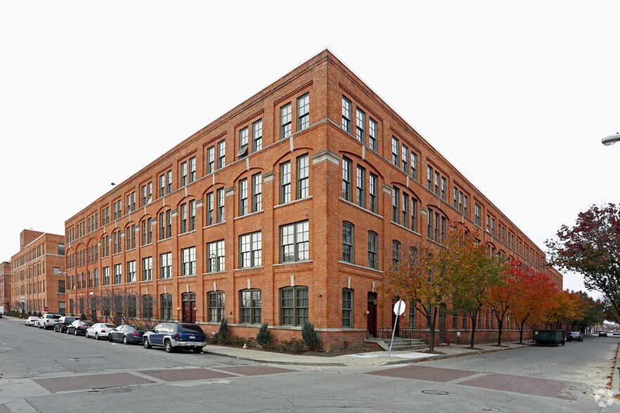 River Place Detroit, MI Apartment Finder