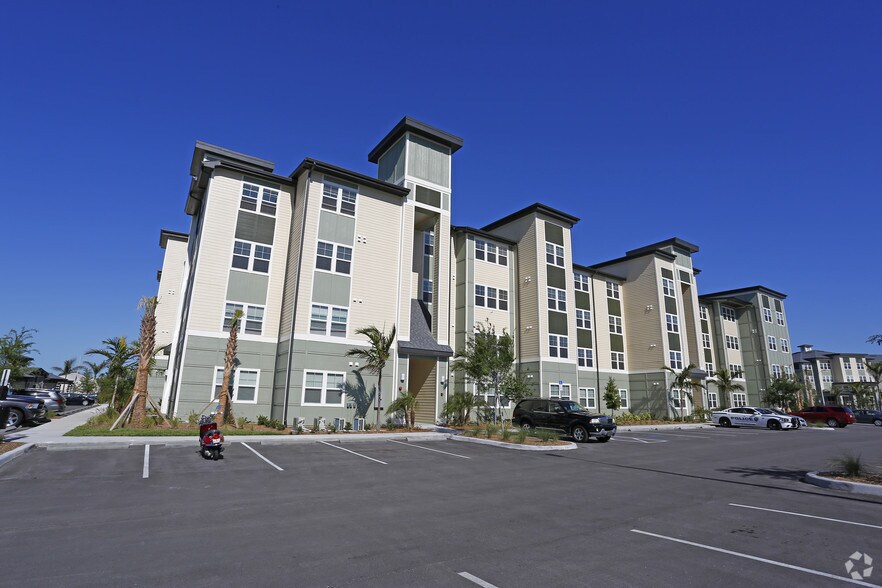 Charleston on 66th Largo, FL Apartment Finder