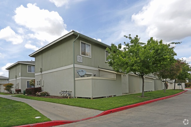 Oak Park Townhomes - Tulare, CA | Apartment Finder