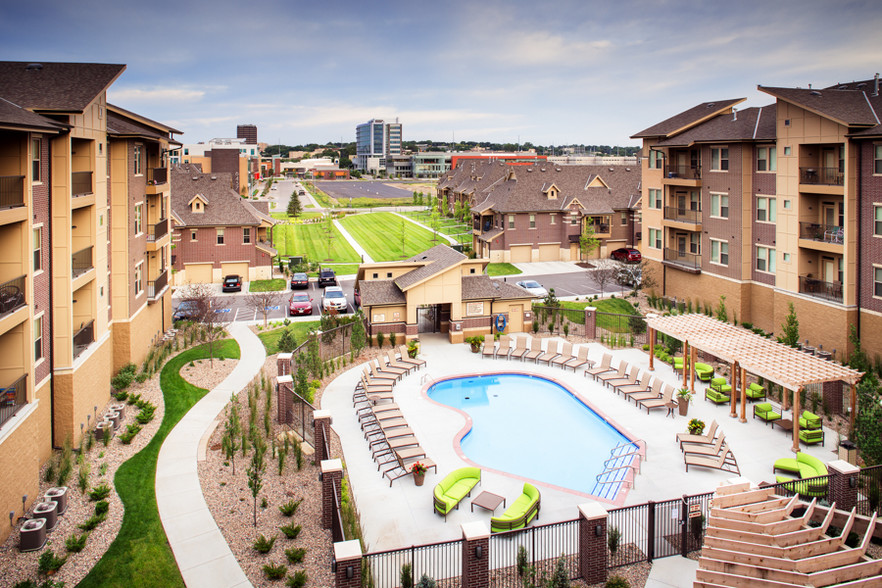 Broadmoor at Aksarben Village - Omaha, NE | Apartment Finder