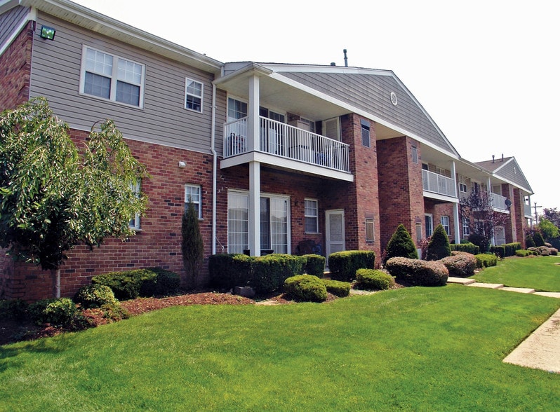 Westwood Village Westbury, NY Apartment Finder