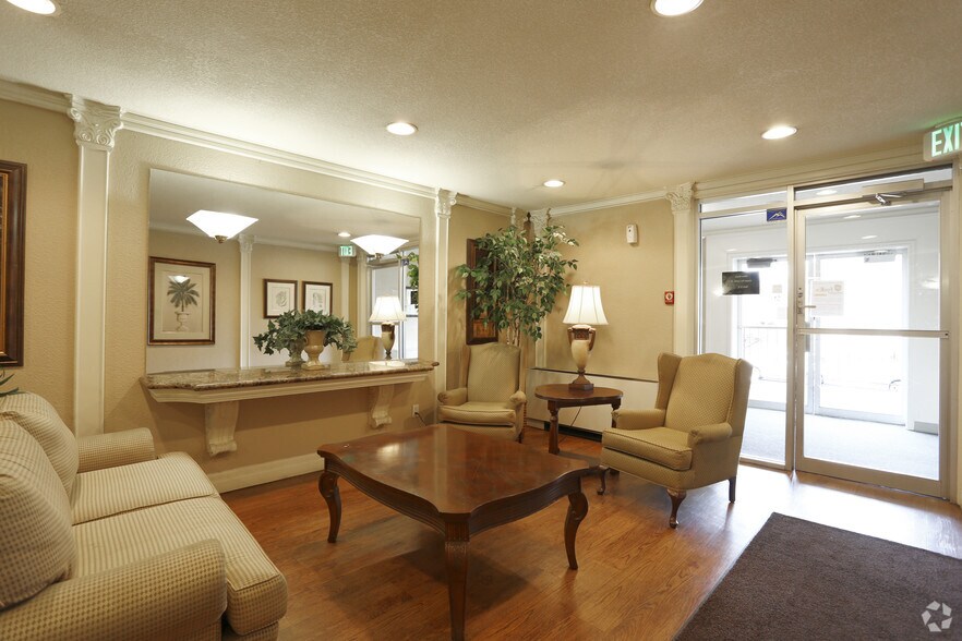https://image2.apartmentfinder.com/i2/yp2BbdNqRuk5BrS2h3UkGTaV3dHXOObP1E0h7-ZVfHs/110/corsican-apartments-denver-co-it-even-had-a-lounge-area-in-main-entry.jpg